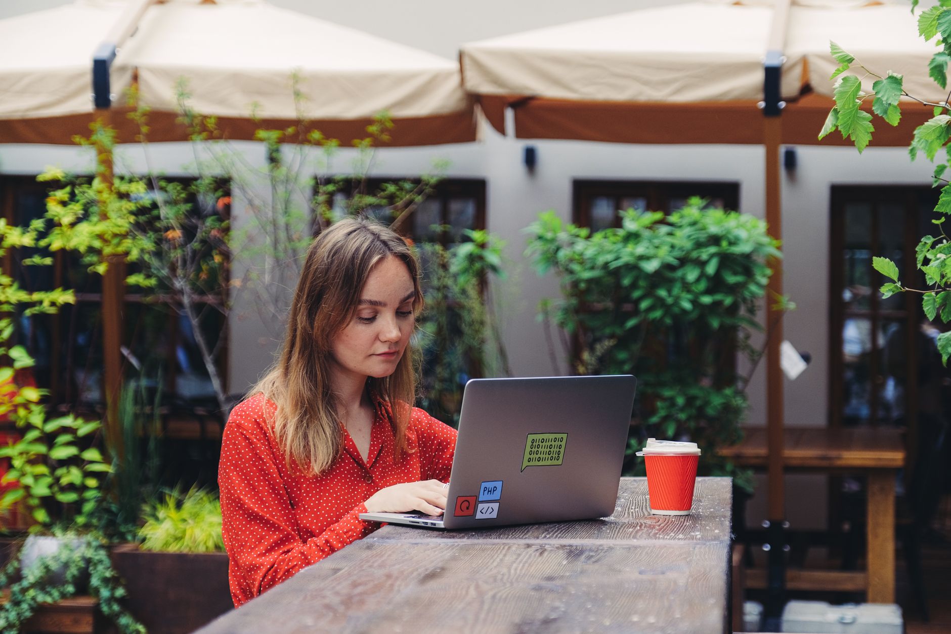 Freelancer managing tasks from multiple clients in Foco at a café