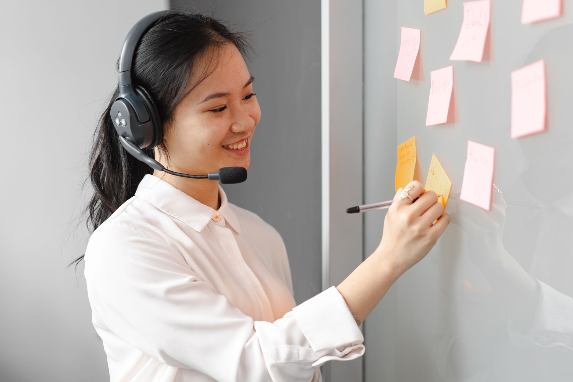 Kanban board with freelance tasks grouped by type (invoices, emails)