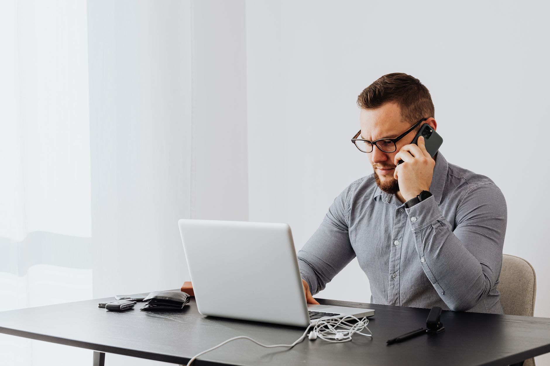 Person dictating tasks into a smartphone using voice capture.