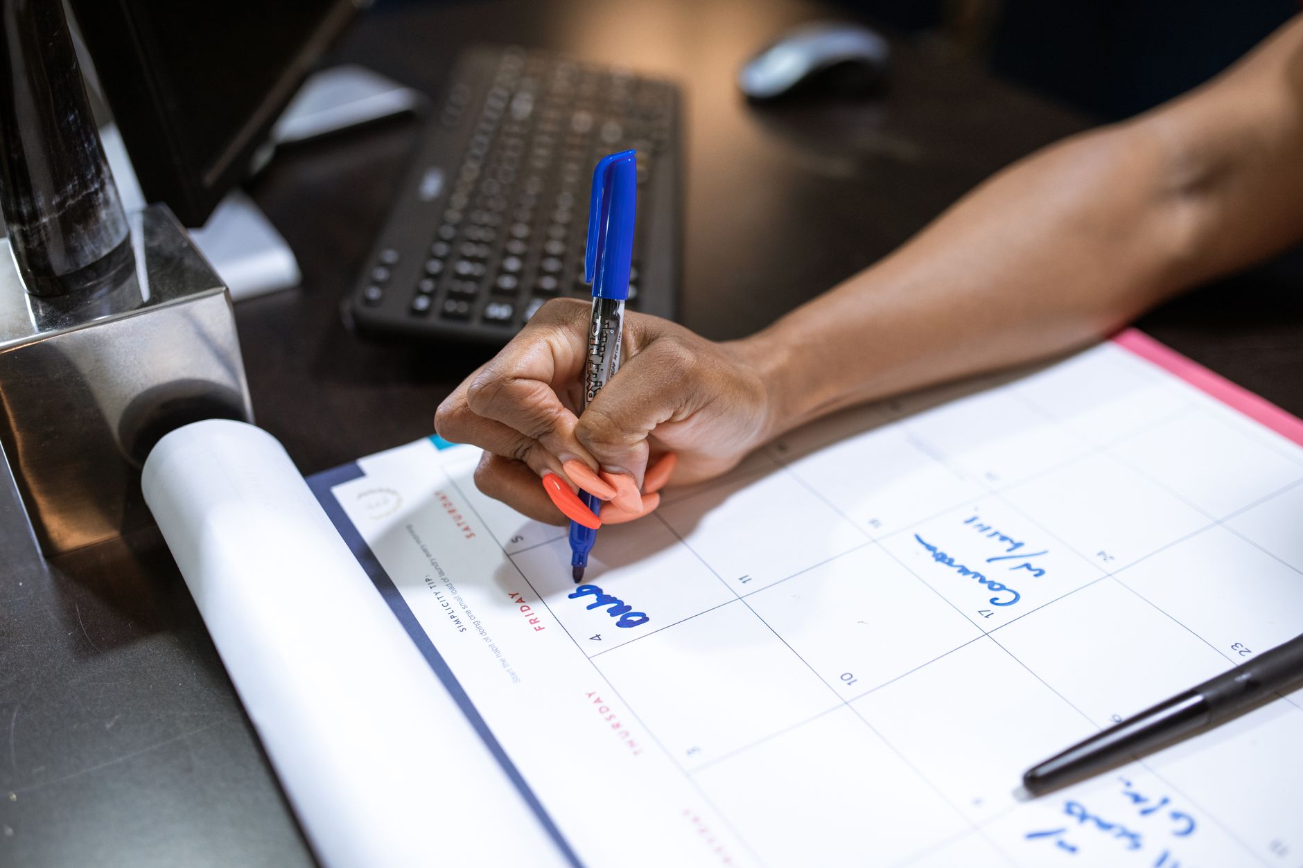 Freelancer organizando su semana con time blocking por contexto en un calendario digital
