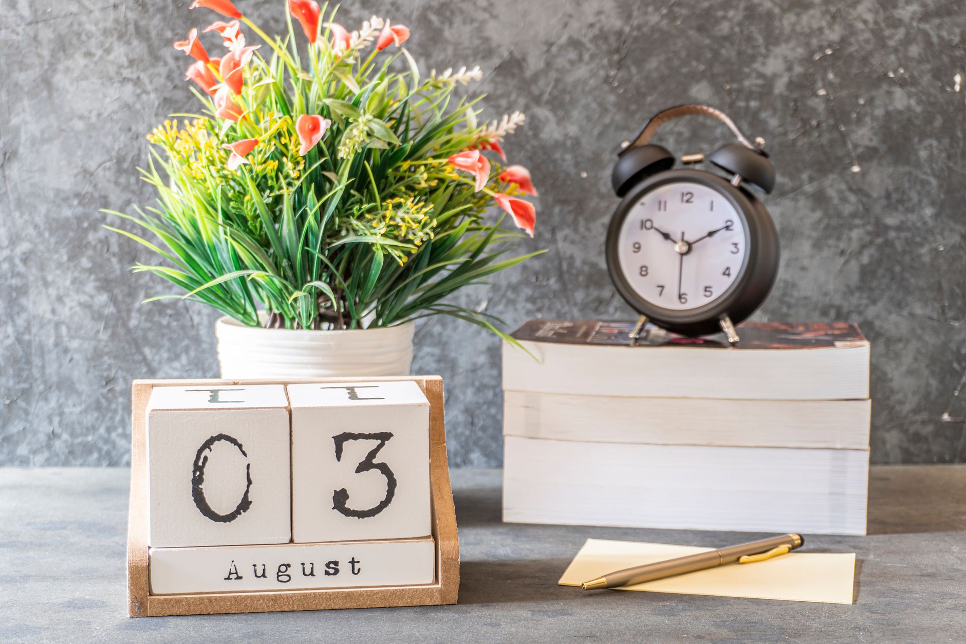 Calendario con bloques de tiempo asignados a tareas críticas para freelancers