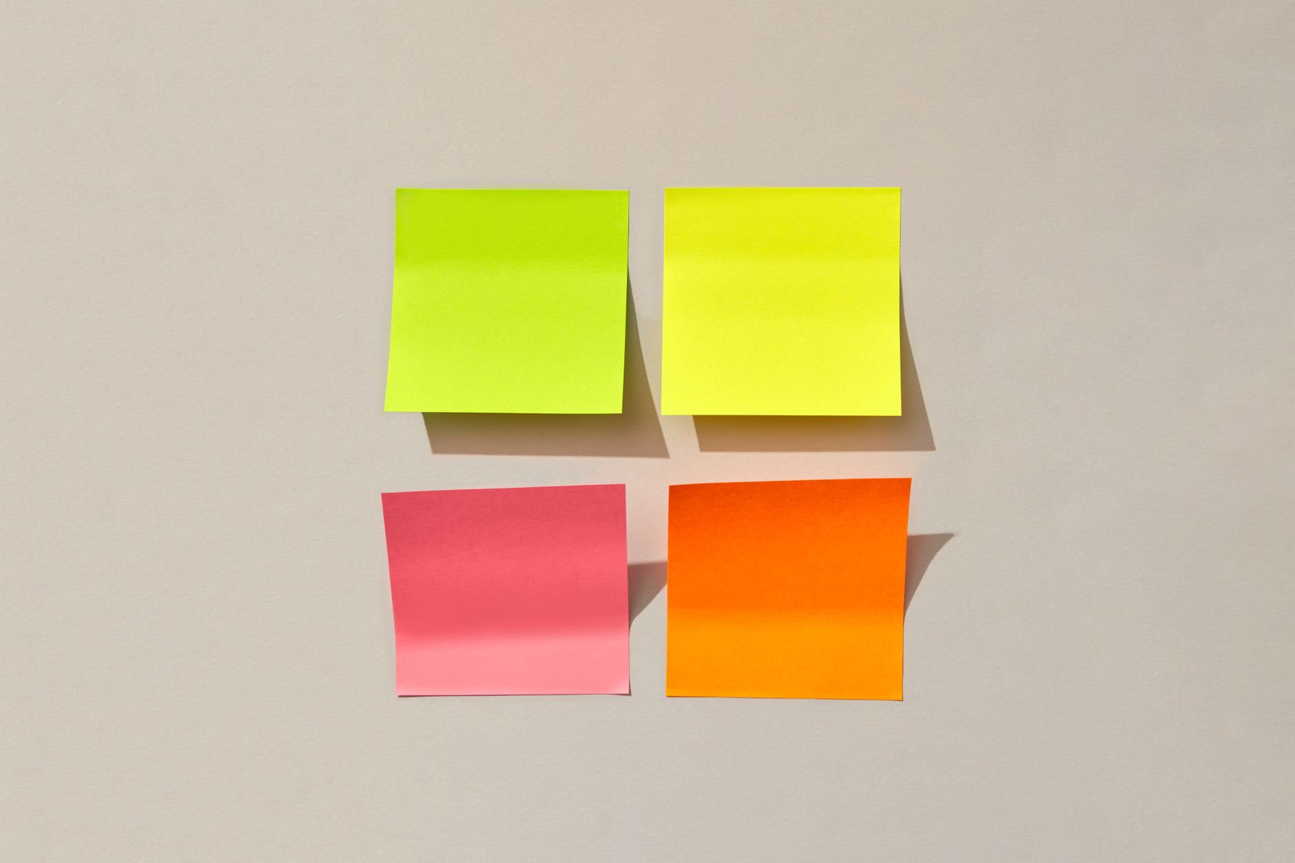 Tablero Kanban con tareas organizadas por cliente y prioridad