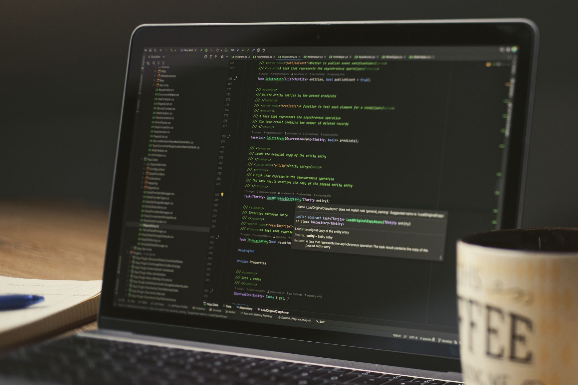 Desarrollador trabajando en una tarea crítica con enfoque en un solo proyecto