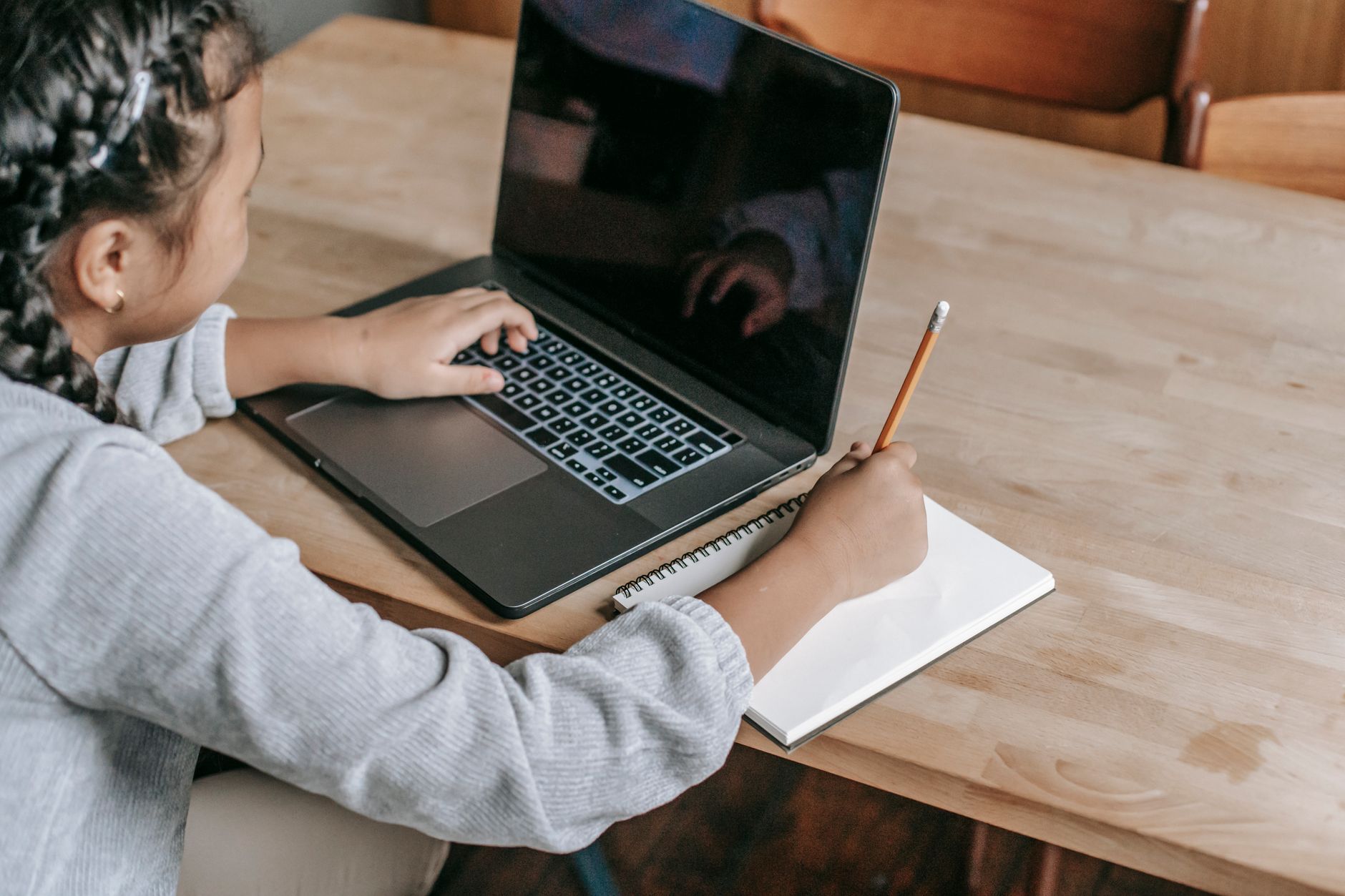 Feynman Technique for Fast Learning in Multitasking Jobs: How to Master Complex Concepts Without Losing Focus