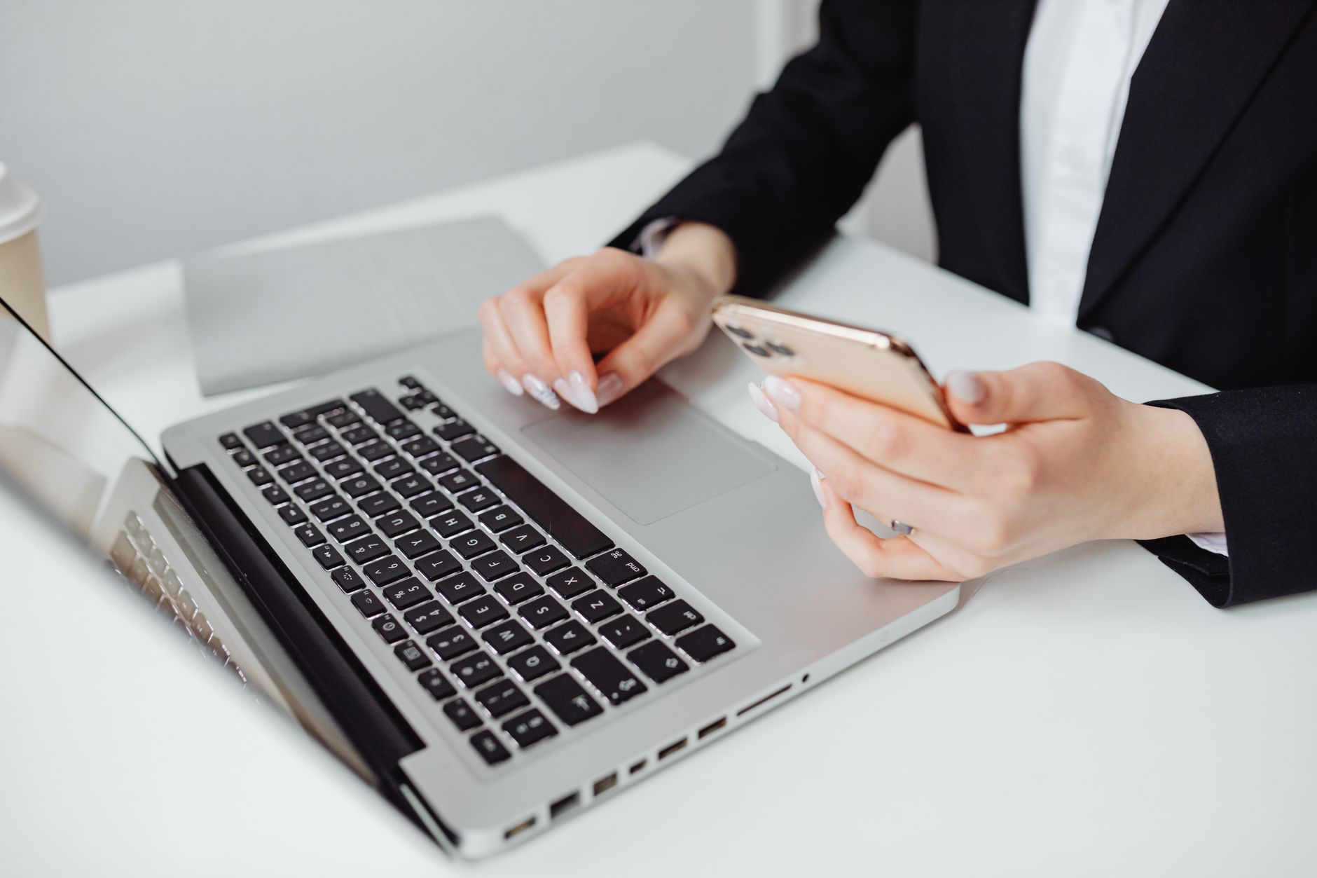 Person forwarding an email from a phone to turn it into a task