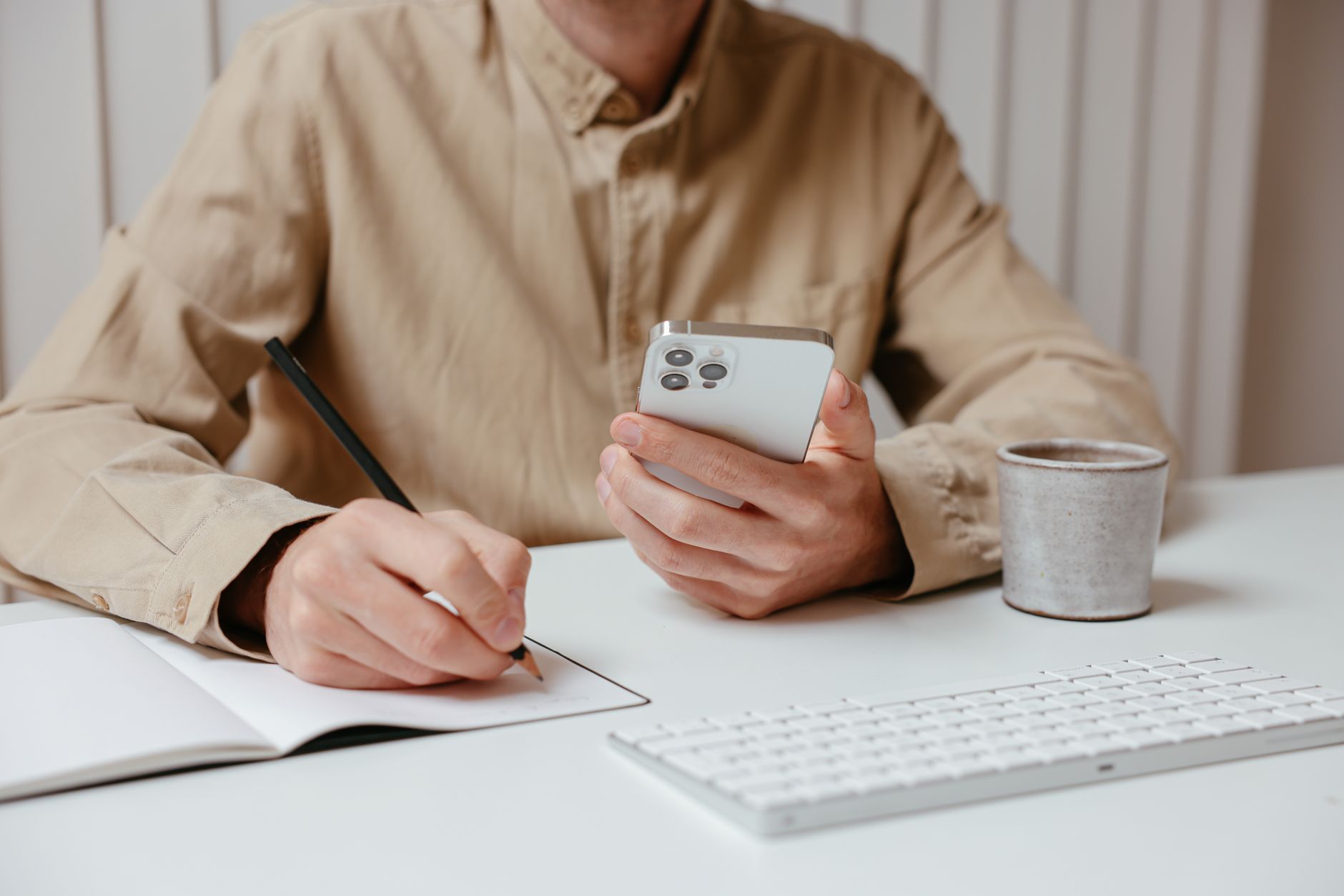 Person dictating tasks by voice on a smartphone using Foco's Ráfaga feature