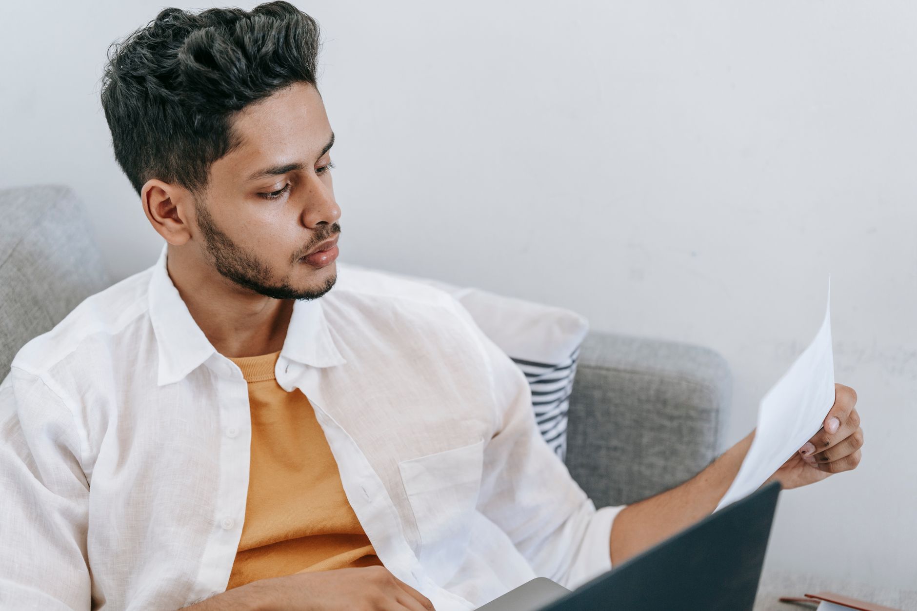 Freelancer revisando su Critical Power List en un portátil para priorizar tareas de múltiples clientes