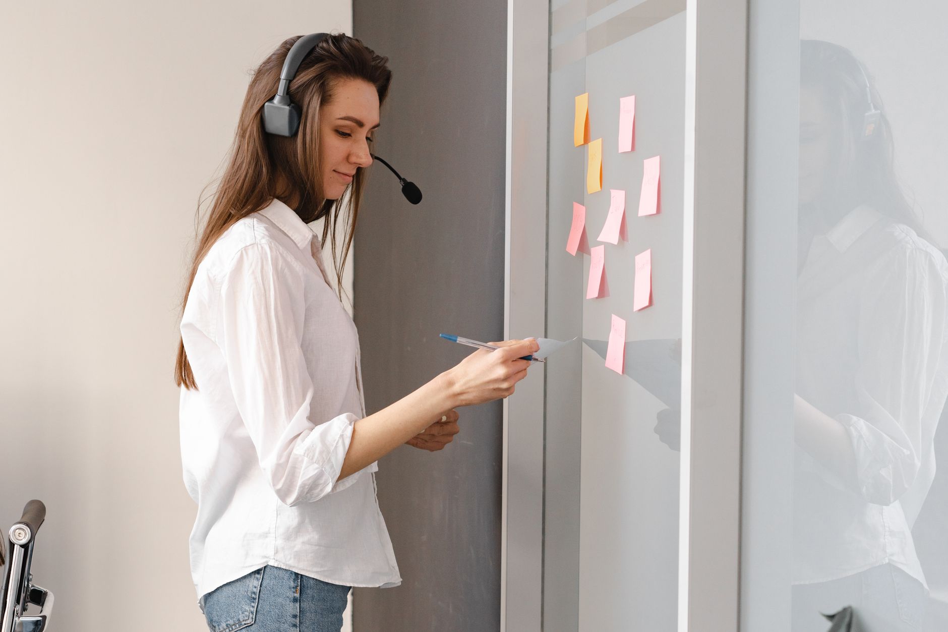 Tablero Kanban con tareas de varios proyectos organizadas por prioridad y cliente