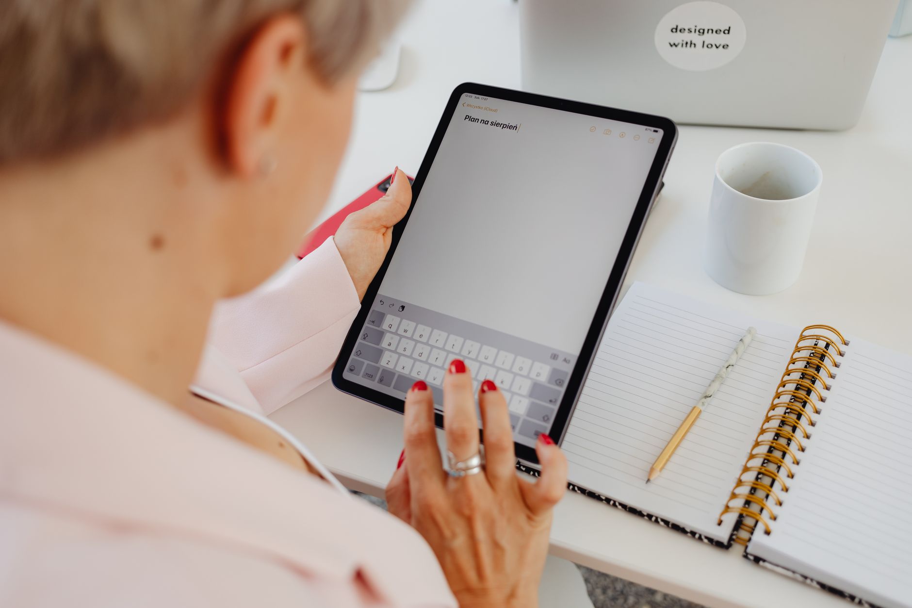 Freelancer organizing technical tasks on a tablet with Foco Plus