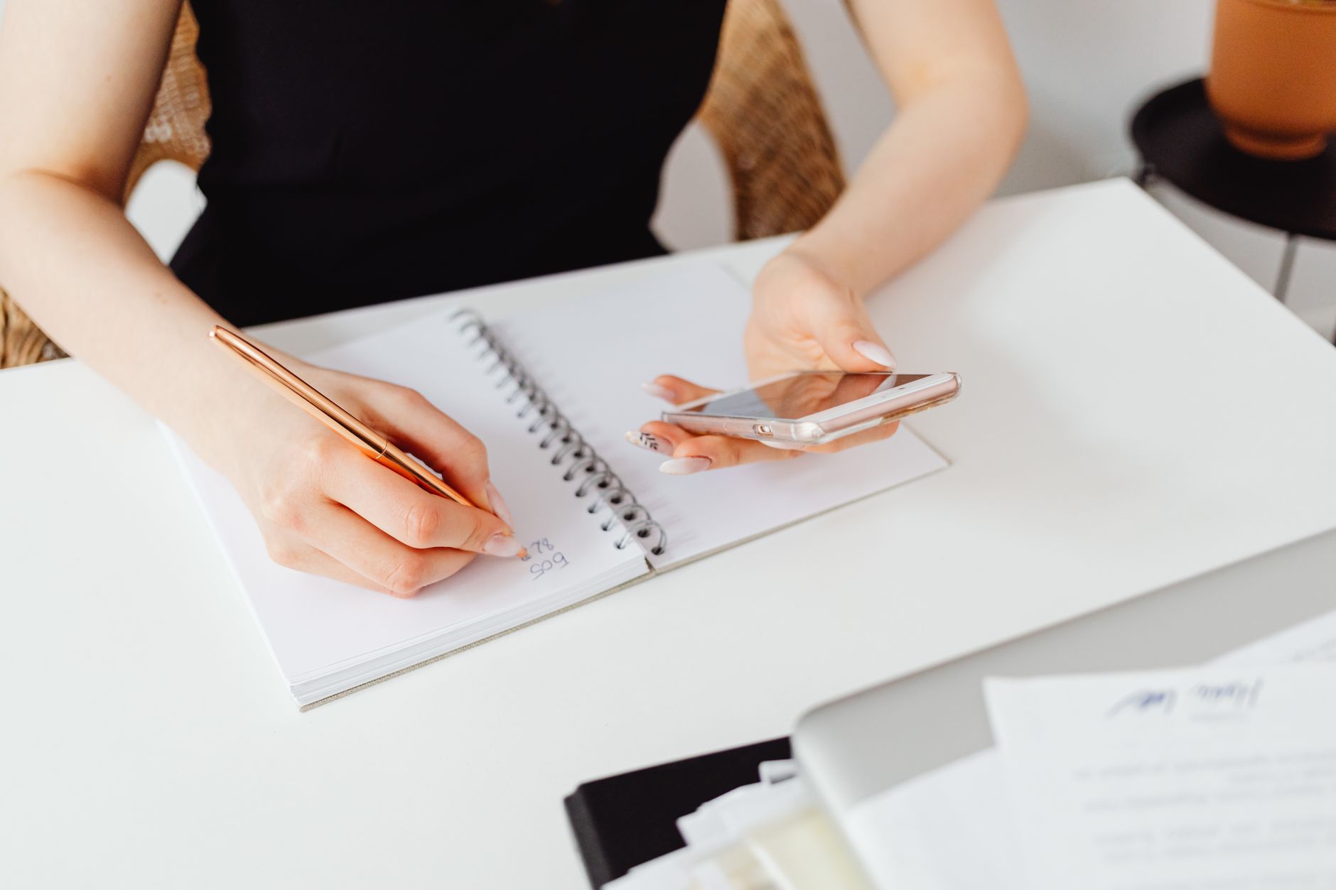 Freelancer organizing Asana tasks on mobile with Foco