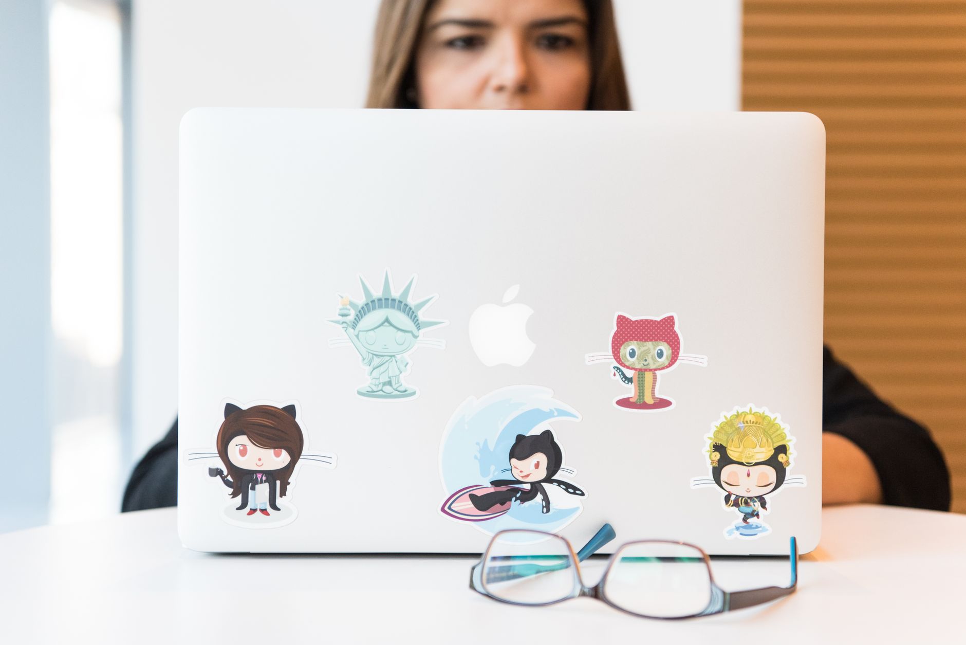Developer reviewing GitHub issues on a laptop with Foco Plus