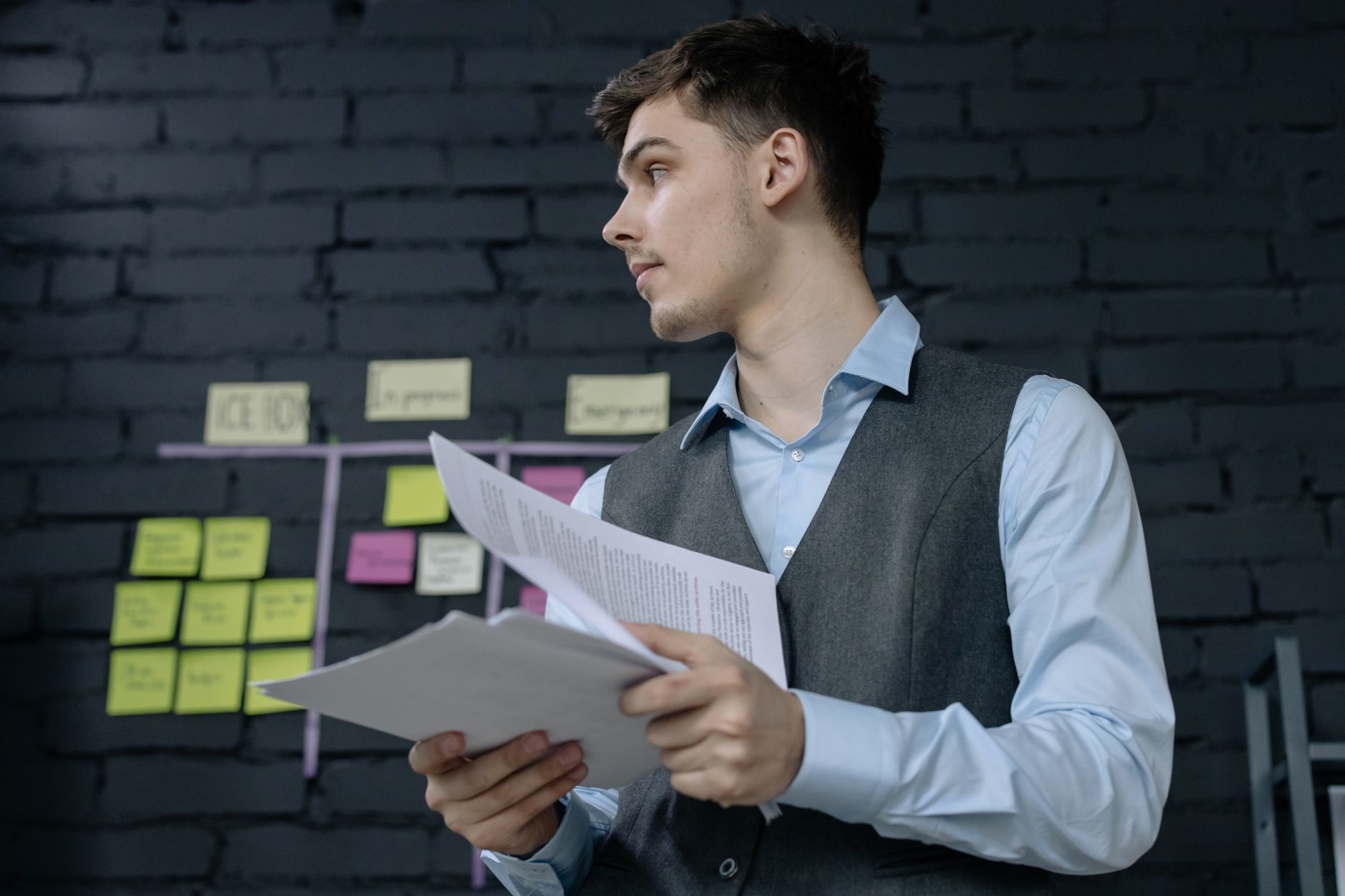 Project manager organizing tasks on a Foco Plus Kanban board