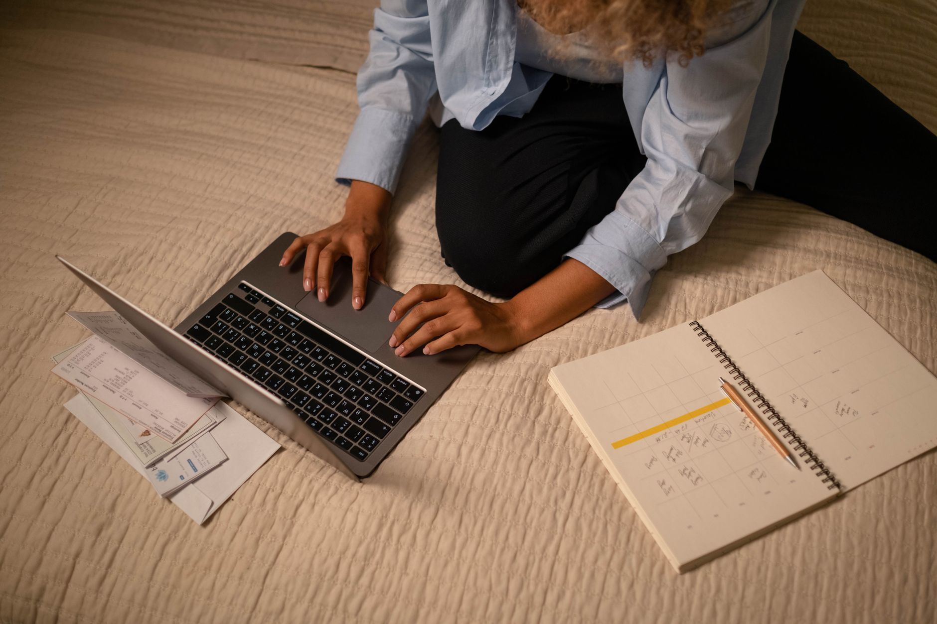 Freelancer planning time blocks in Foco on laptop