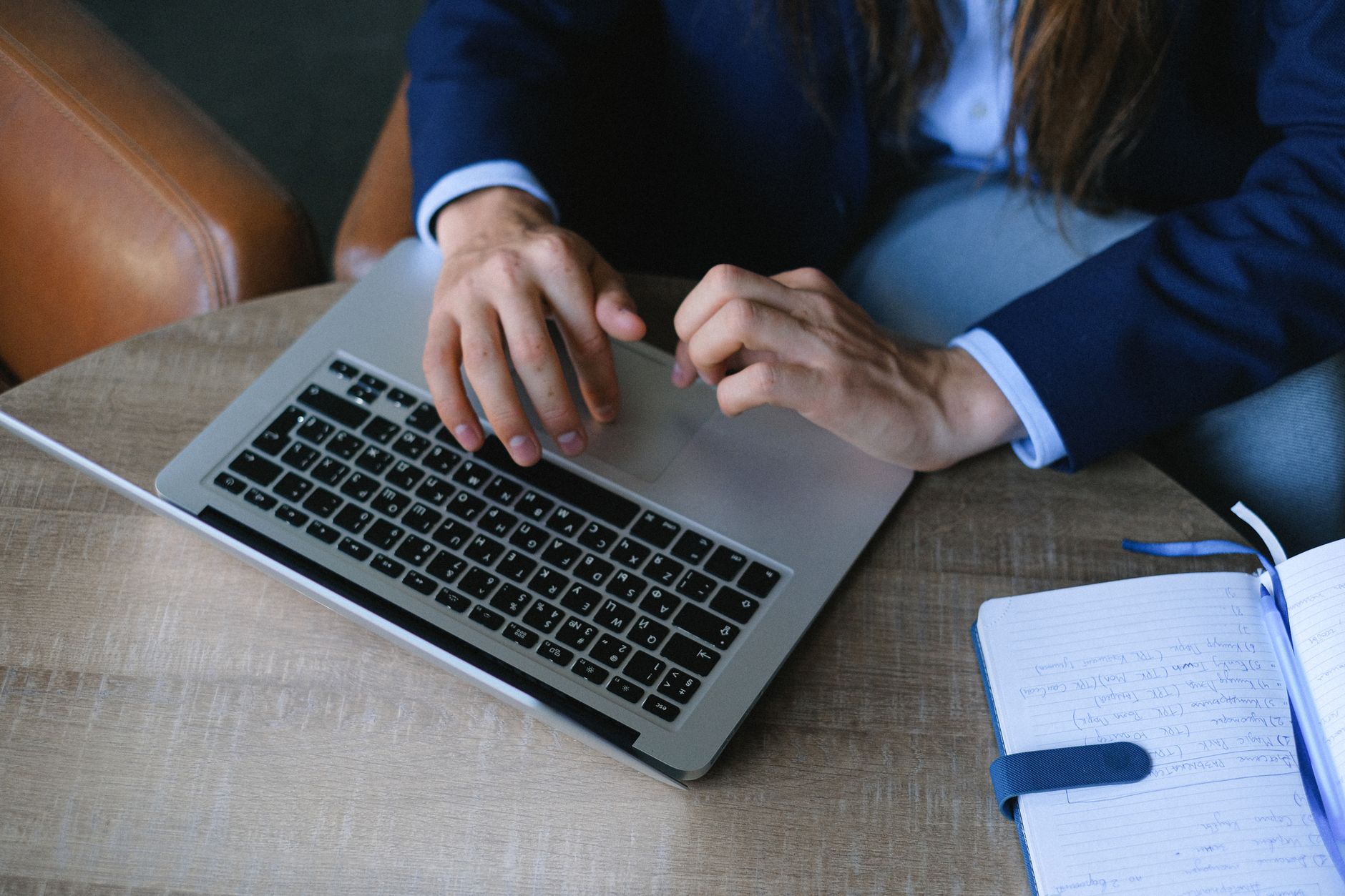 Freelancer organizing tasks by type of work in Foco on their laptop