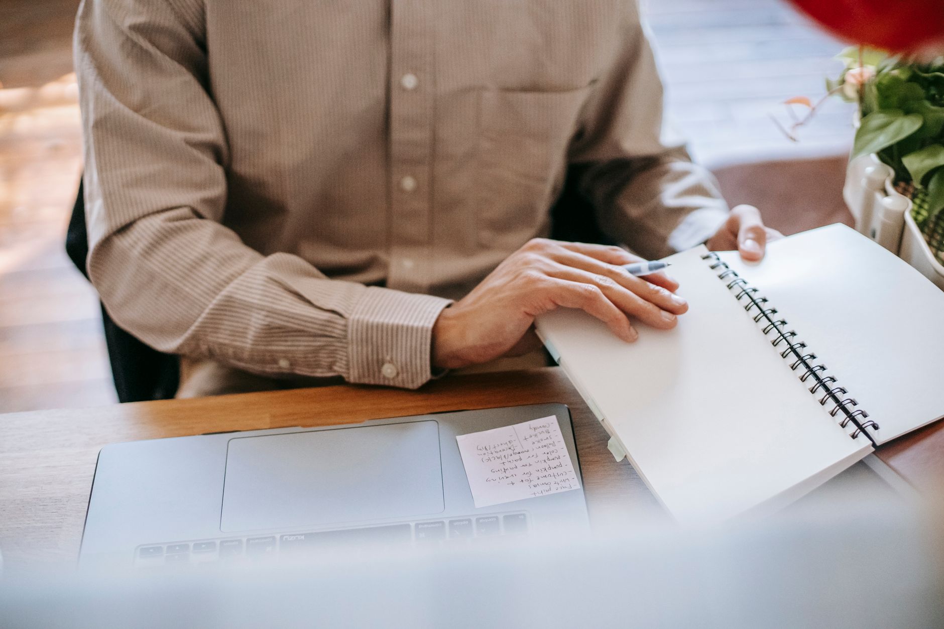 Freelancer planning weekly tasks using batching in a notebook