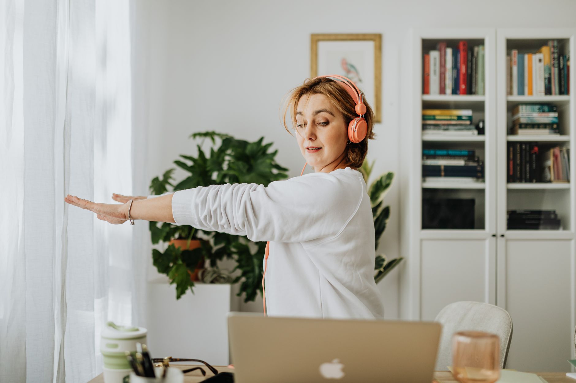 Active break between 90-minute blocks: stretching by a window