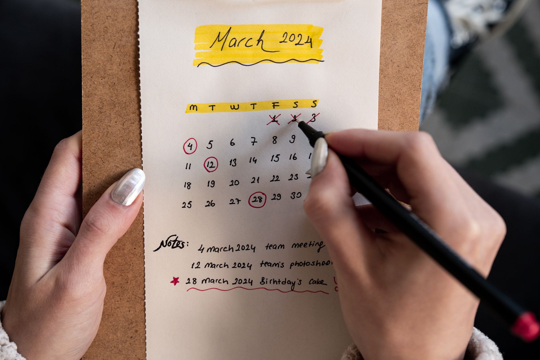 Calendar with three daily tasks highlighted as priorities