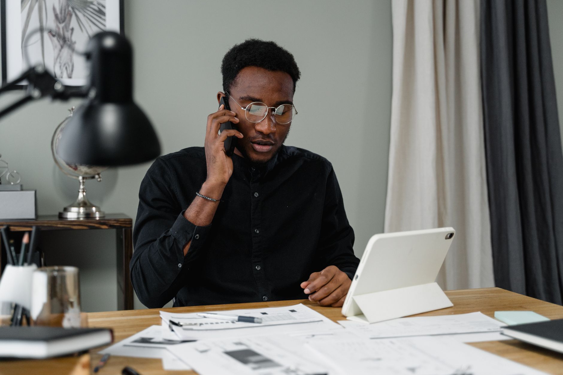 User dictating a quick task by voice while working on another project